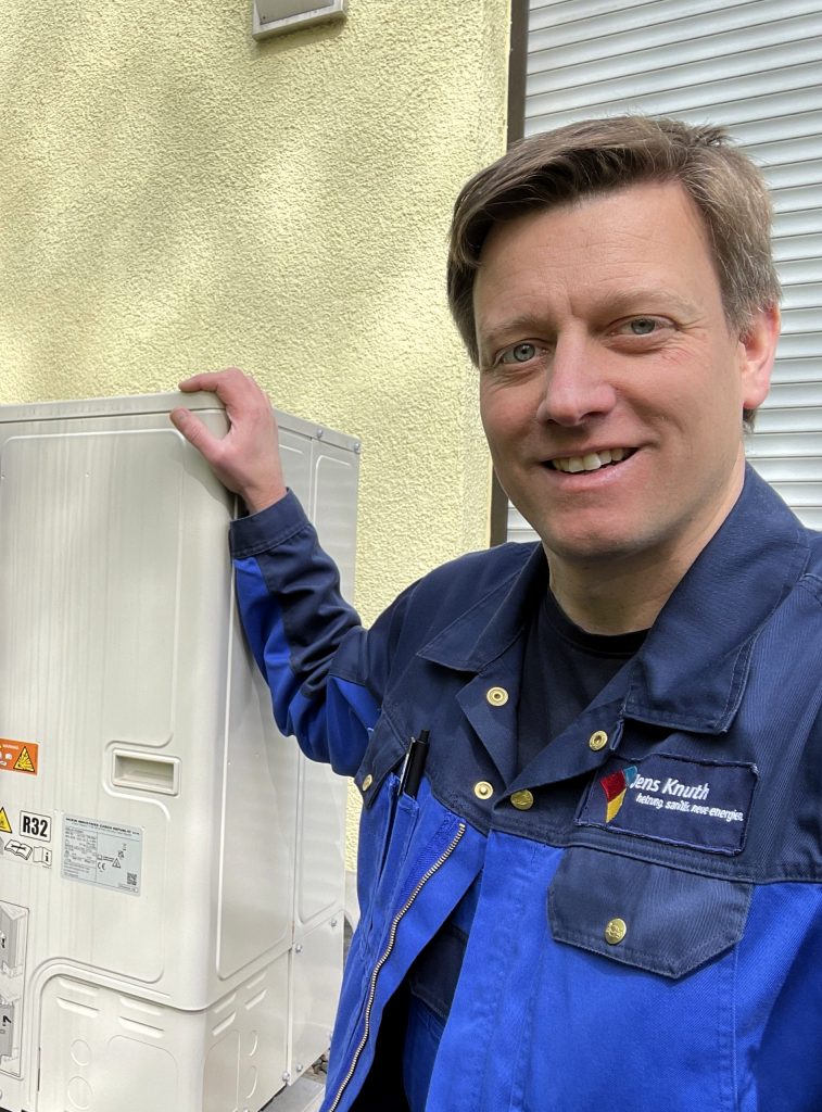 Jens Knuth mit Wärmepumpe-Außengerät