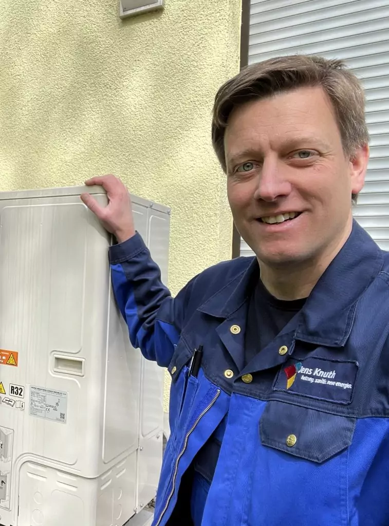 Jens Knuth mit Wärmepumpe-Außengerät